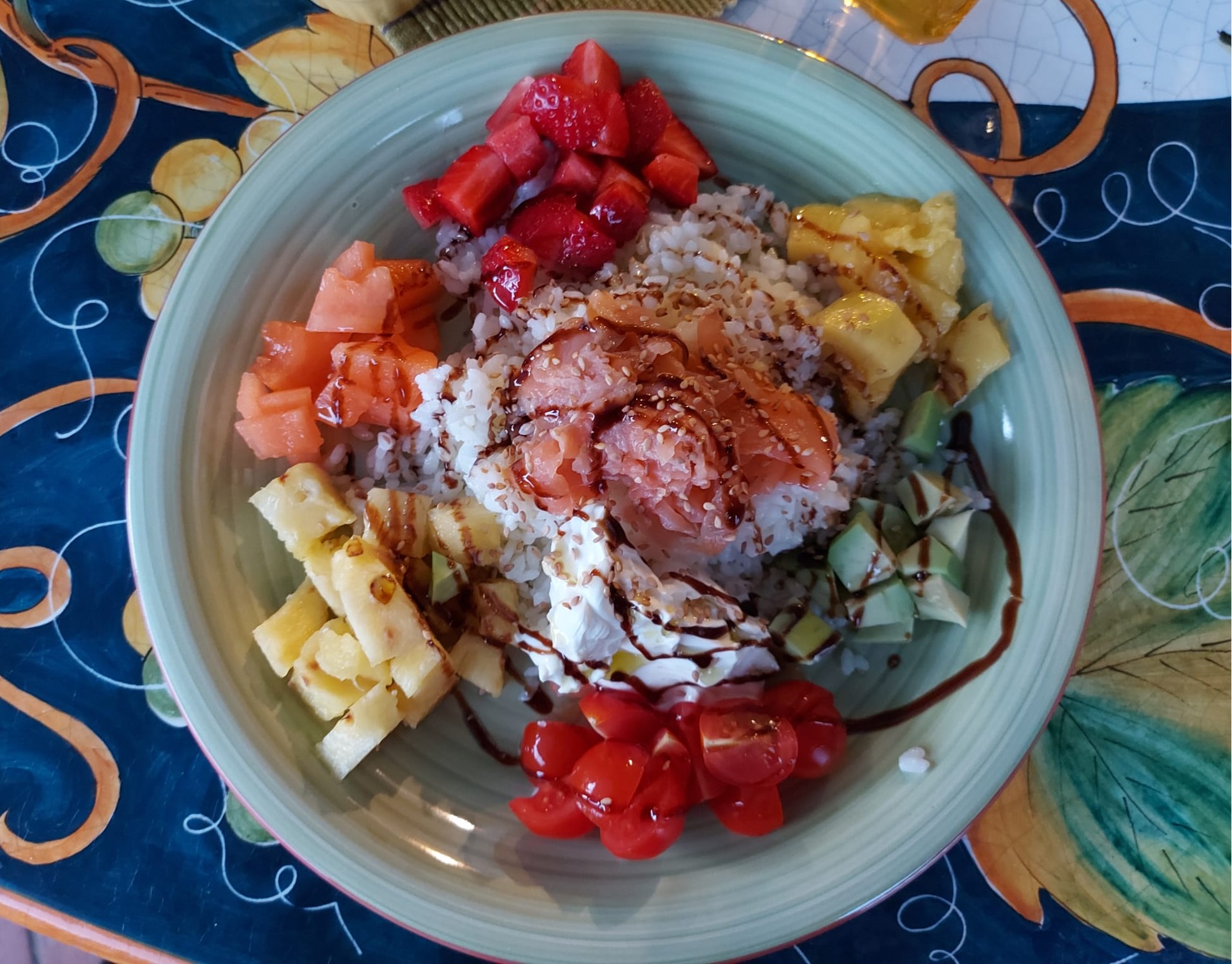 poke-bowl-di-salmone-e-frutta-ricetta
